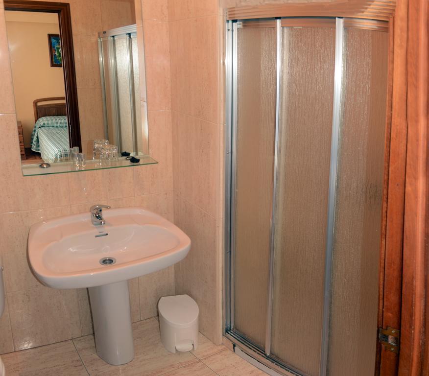 Hostal Baviera Pesués Esterno foto