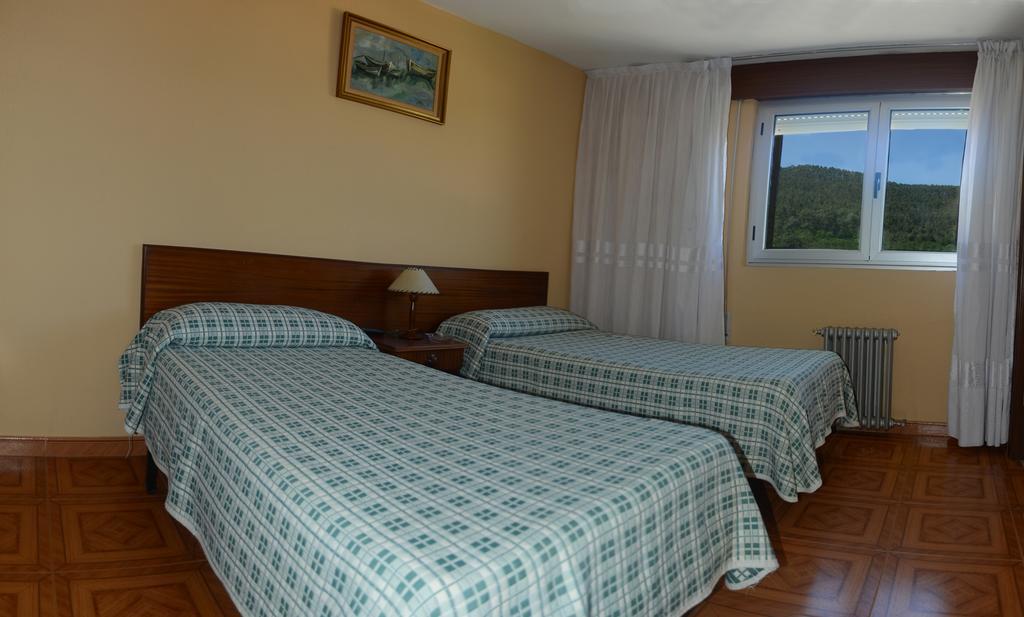 Hostal Baviera Pesués Esterno foto