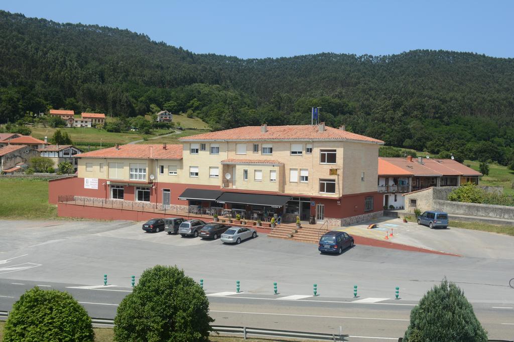 Hostal Baviera Pesués Esterno foto